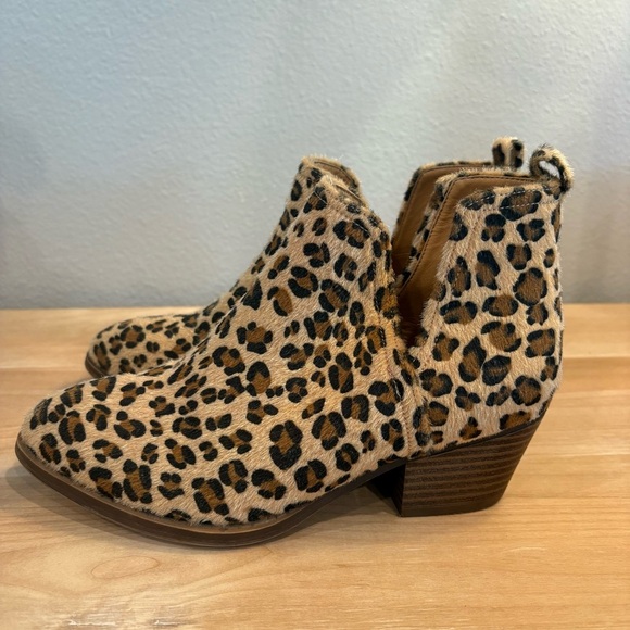 Women's 5.5 Faux Fur Leopard Cheetah Ankle Bootie Animal Print Almond Toe Boots - Picture 4 of 8